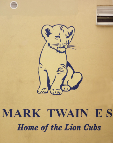 Foto: Der Löwe als Mannschaftssymbol der amerikanischen Schüler - hier ein lion cub (Löwenjunges) an der ehemaligen Elementary School (Grundschule, heute Gebäude D-Flügel der Julius-Springer-Schule)