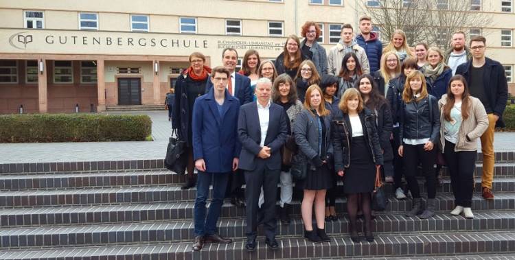 Foto: Die Klassen 1DP1S und 1BH1S vor der Gutenbergschule in Leipzig, unserer Partnerschule 