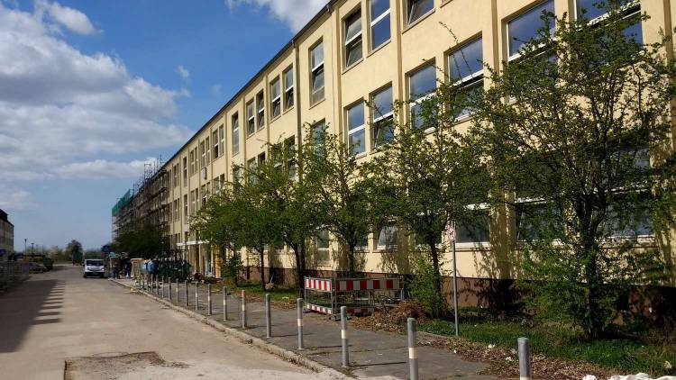 Foto: Straßenfront des neuen Schulgebäudes während Umbaumaßnahmen
