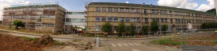 Foto: Die Gebäude entlang der Mark-Twain-Straße während der Umbaumaßnahmen; links die ehemalige Elementary School, rechts die ehemalige High School