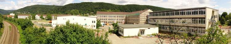 Foto: Die neuen Schulgebäude von der Eisenbahnbrücke aus; von links nach rechts: Turnhalle, ehemalige High School, Cafeteria, ehemalige Elementary School