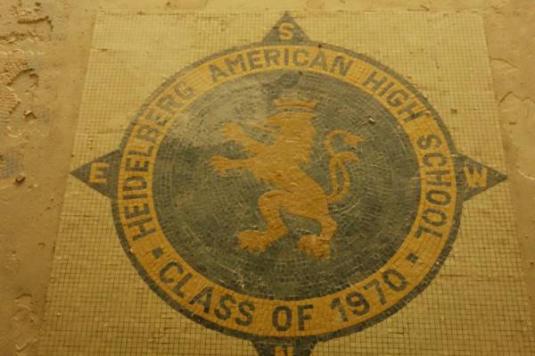 Foto: Der Abschlussjahrgang 1970 der High School verewigte sich mit diesem Fußbodenmosaik. Es beﬁndet sich vor unserem zukünftigen Schüleraufenthaltsraum. (Zustand vor Renovierung.)