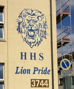 Foto: Die ursprüngliche Nutzung des neuen Schulgebäudes als HHS (Heidelberg High School) ist noch gut zu erkennen, zum Beispiel an der Fassade.