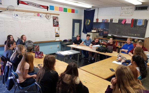 Foto: Die SchülerInnen der Julius-Springer-Schule und der Hartford High School in einem typisch amerikanischen Klassenzimmer