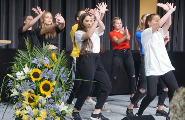 Foto: Gesangs- und Tanzdarbietungen boten einen würdigen Rahmen für die Abschlussfeier