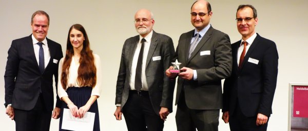 Foto: Oberbürgermeister Dr. Eberhard Würzner mit der „Ausbildungsheldin“ Julia Keller, ihren beiden Chefs von der Kanzlei und Schulleiter Uli R. Liebler