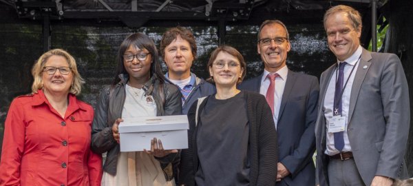 Foto: Bundesumweltministerin Svenja Schulze, Fatoumata Camara (BKFR1/1), Martin Bluhm, Anja Gohl (Leiter des E-Teams), Schulleiter Uli R. Liebler, Oberbürgermeister Eckart Würzner