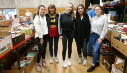 Foto: Hannah Gassert, Monique Mayer, Irem Kociygit und Erona Kuqi mit Frau Rochlitz vom DAFC Heidelberg.