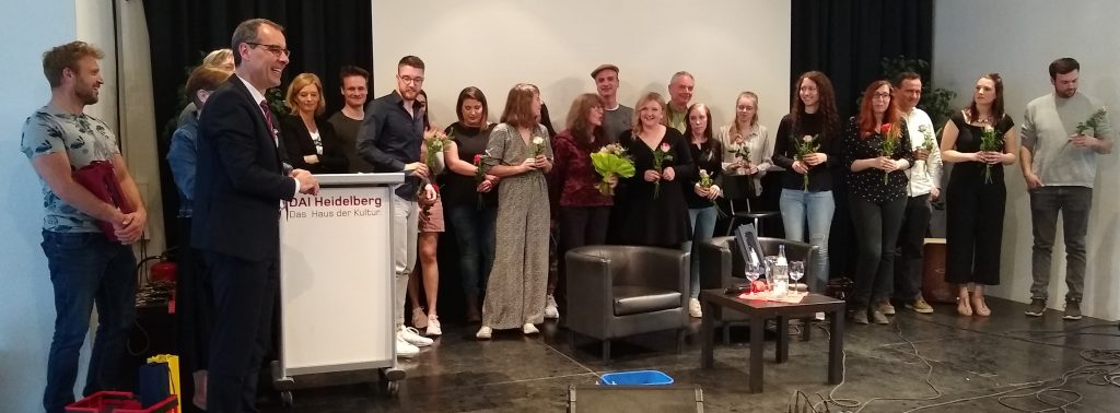 Preisträger, Jury, Musiker, Organisatoren des 27. Erzählwettbewerbs auf der Bühne im Deutsch-Amerikanischen Institut Preisträger, Jury, Musiker, Organisatoren des 27. Erzählwettbewerbs auf der Bühne im Deutsch-Amerikanischen Institut