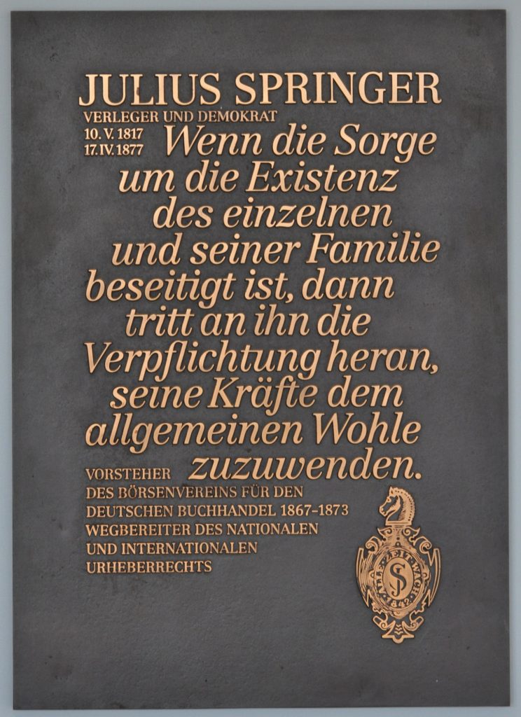 Plakette im Foyer der Julius-Springer-Schule Plakette im Foyer der Julius-Springer-Schule
