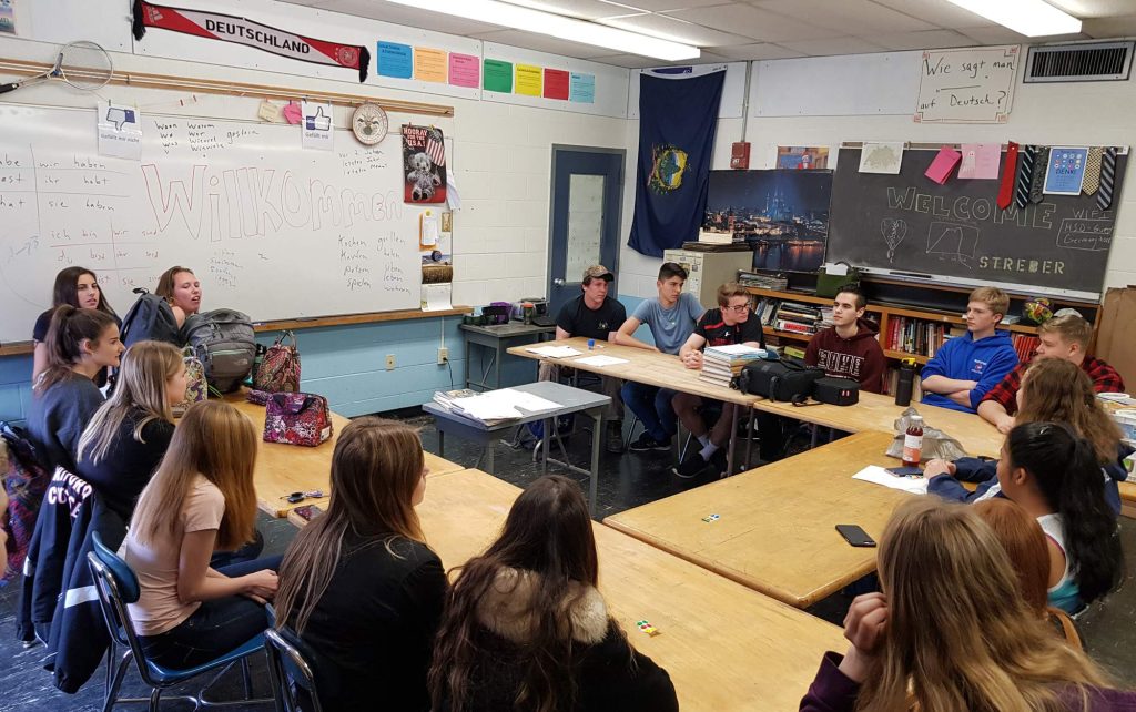 Die SchülerInnen der Julius-Springer-Schule und der Hartford High School in einem typisch amerikanischen Klassenzimmer Klassenzimmer Hartford Highschool